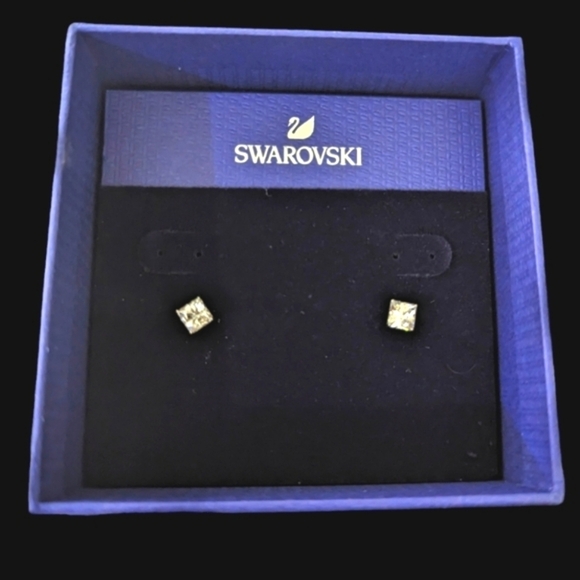 New Swarovski Stilla Attract Square Stud Earrings Princess Cut Crystal Studs - Picture 1 of 14